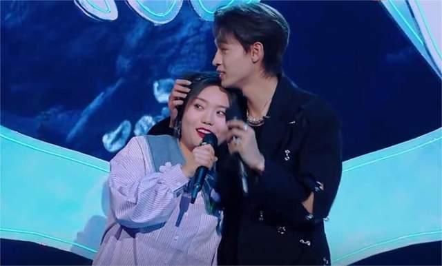 刘大锤爆料三年恋情视频,甜蜜瞬间回顾，揭秘明星爱情故事